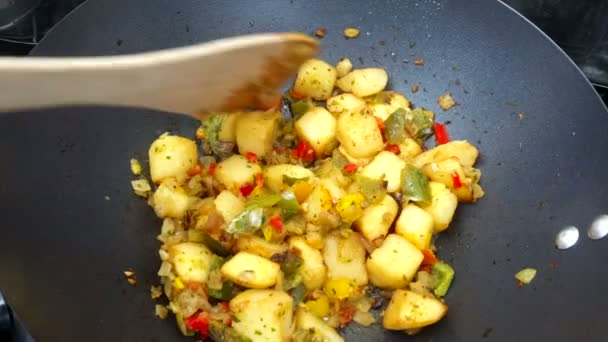 Zooming perto de legumes mediterrâneos misturados mexidos em um wok — Vídeo de Stock