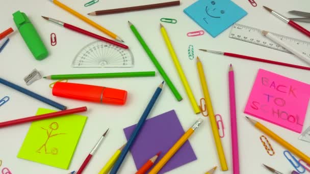 Panorámica de un escritorio de la escuela con lápices para colorear — Vídeos de Stock