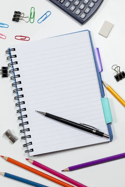 Boş Not Defteri sayfası meşgul beyaz masa üzerinde