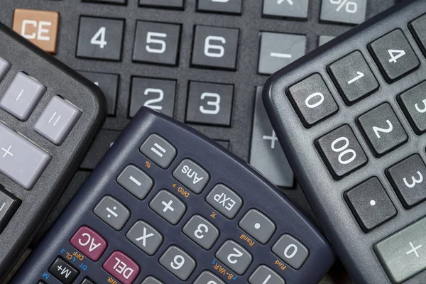 Fechar os teclados da calculadora agrupados — Fotografia de Stock