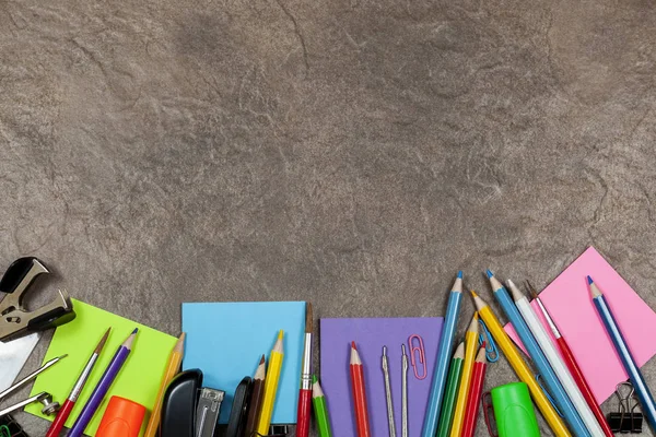 Kalem kutusunun alt kenarlığı olan taş arka plan sağlar