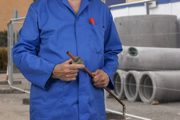 Tesisatçı bir bakır boru kesme bir inşaat alanı üzerinde