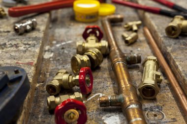 Gate vanalar ve ahşap bir tezgah üzerinde bakır boru