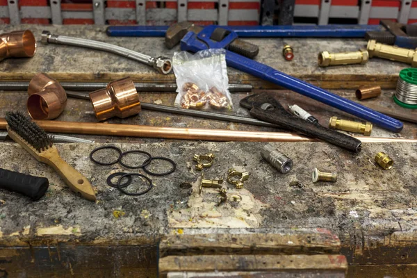 Bir atölye tezgah üzerinde sıhhi tesisat araçları ve bakır boru