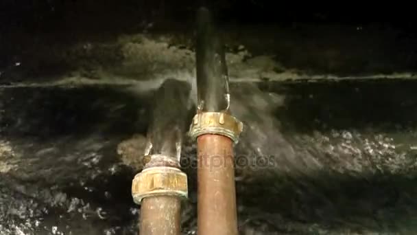 Água jorrando de dois tubos de transbordamento de cobre em uma ravina — Vídeo de Stock