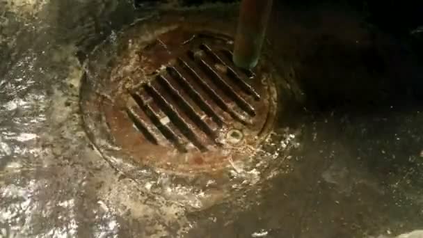 Water running down a rusty old drain in a gully — Stock Video