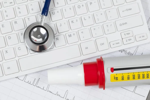 Bir beyaz bilgisayar klavye üzerinde döşeme stetoskop