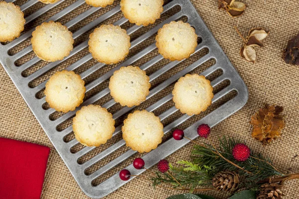 Oferta de Navidad de mini pasteles de carne fresca en un estante de enfriamiento — Foto de Stock