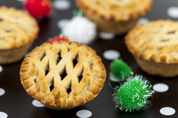 Enrejado superior trozos de tartas contra un fondo de Navidad — Foto de Stock