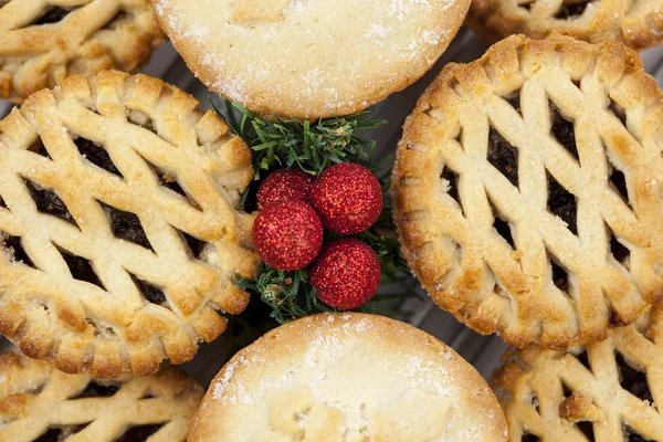 Decoraciones navideñas en medio de una bandeja de pasteles de carne picada — Foto de Stock