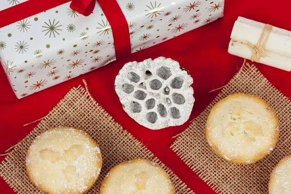 Pasteles de carne fresca esmerilada en esteras hessianas para Navidad — Foto de Stock