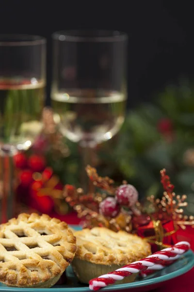 Pasteles de carne picada copas de vino en una mesa decorada para Navidad — Foto de Stock