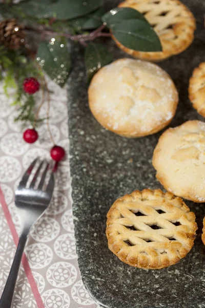 Pasteles de carne picada en una bandeja con decoraciones navideñas festivas — Foto de Stock