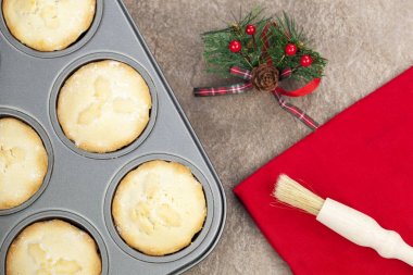 Noel motifi ile fırın tepsisinde taze kıymalı börek