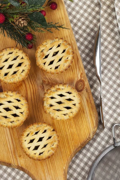 Pasteles de carne picada superior de celosía en un tablero de pan de madera para Navidad — Foto de Stock