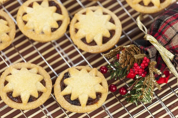 Mini yıldız kıymalı börek soğutma bir raf üzerinde Noel için tepesinde.