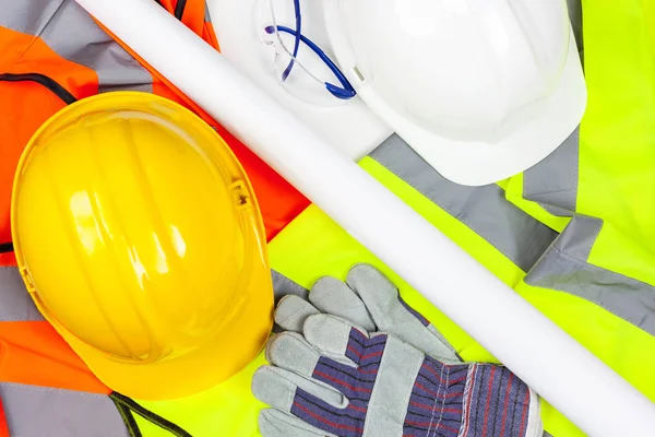 Sıkı güvenlik şapkaları ve koruyucu eldivenler çelik yeleklerin üzerinde.