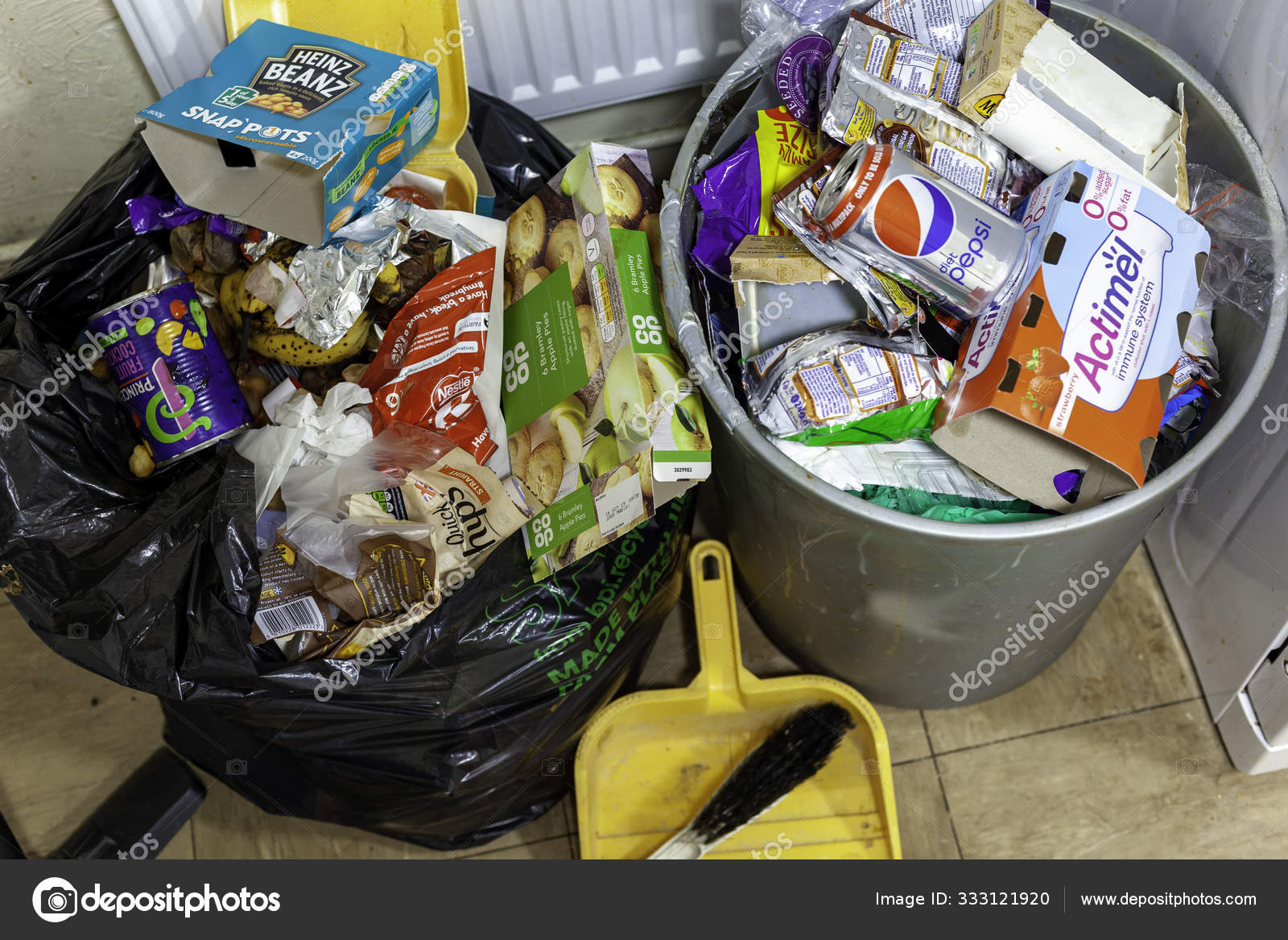 Bolsa de basura de plástico negro rebosante de basura — Foto editorial