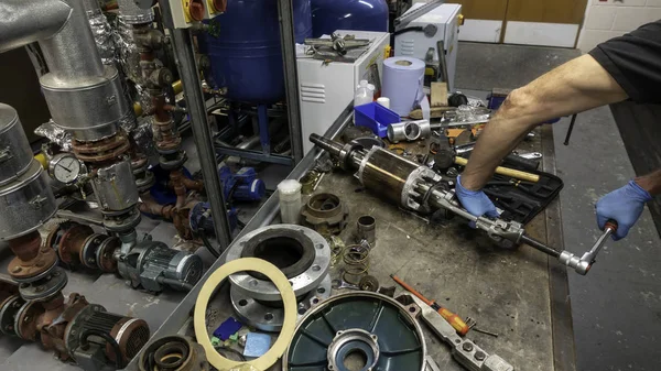 Ingeniero mecánico retirando rodamientos de una armadura —  Fotos de Stock