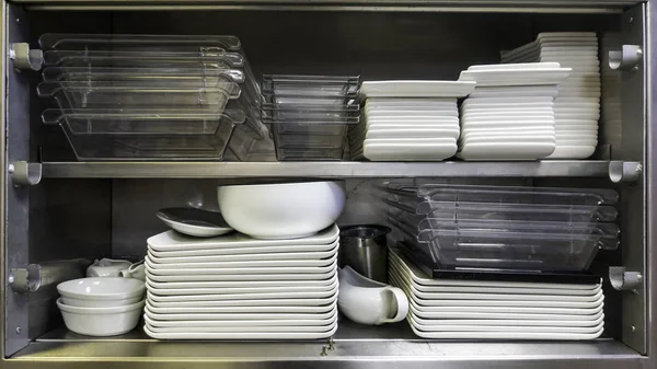 Eski paslanmaz çelik dolap. Kare levhaları var.