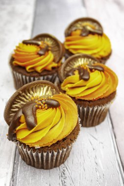 Ağız sulandıran çikolatalı turuncu kekler.