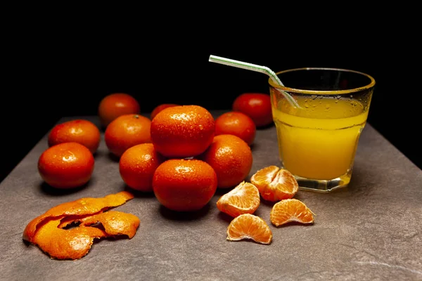 Vaso de zumo de naranja fresco junto a unas jugosas naranjas maduras —  Fotos de Stock