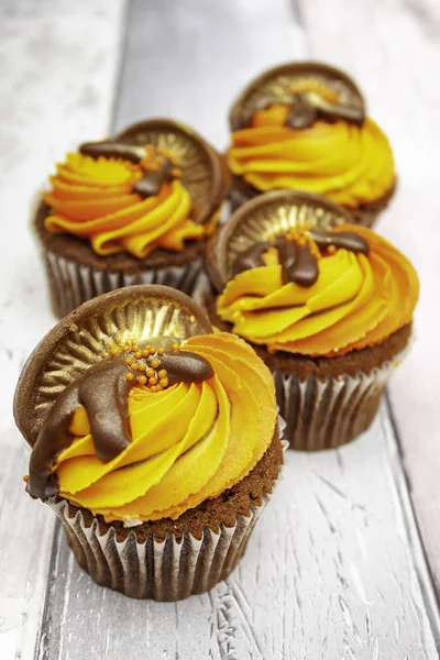 Ağız sulandıran çikolatalı turuncu kekler.