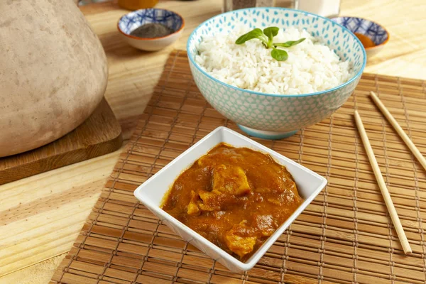 Portion of chinese chicken curry and a bowl of rice — Stock Photo, Image