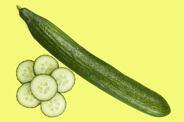 Pepino entero aparte de un montón de rebanadas — Foto de Stock