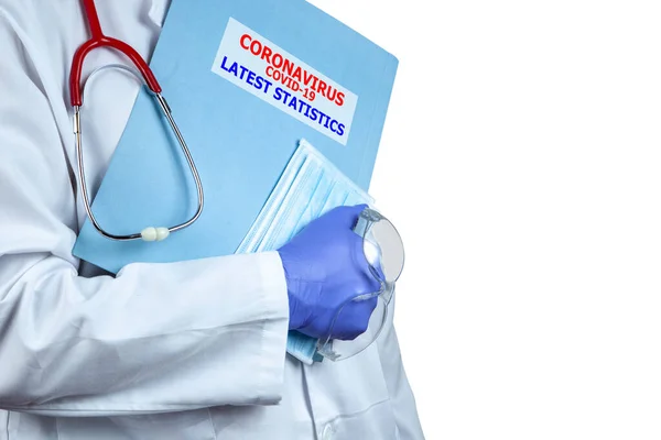 Steteskoplu ve eldivenli bir doktor Coronavirus Coved-19 son istatistikleri içeren bir dosya taşıyor.