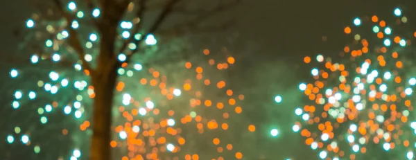 Fuegos artificiales festivos en una noche negra . — Foto de Stock