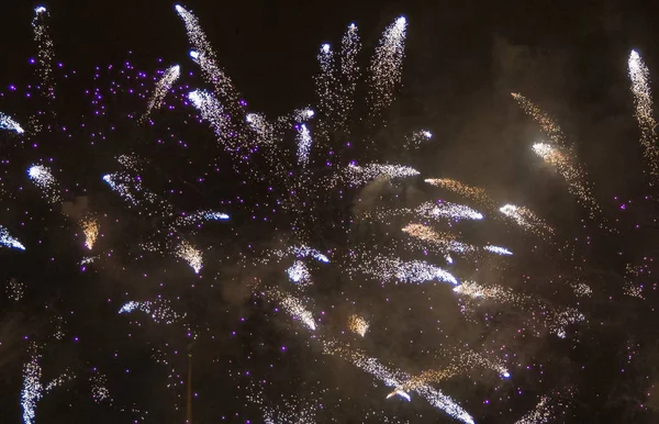 Siyah bir gecede Festival havai fişek.