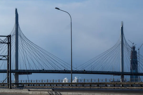 Askılı köprü ve Gazprom Okhta Merkezi - yeni dikey St Petersburg gökdelen. — Stok fotoğraf