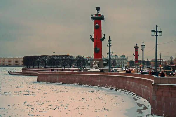 Neva 얼음과 상트에서 Vasilievsky 바운드합니다 — 스톡 사진