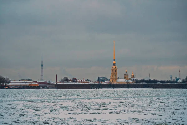 Peter ve Paul fortress ve Neva Nehri buz tarafından bağlı görünümü.