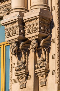 St.Petersburg'da. Sokakta Pestel evin dekorasyonu - iki ejderha.