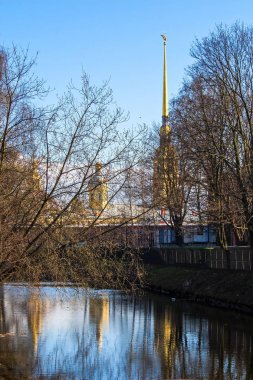 Yansıma ile Peter ve Paul Katedrali görünümü.