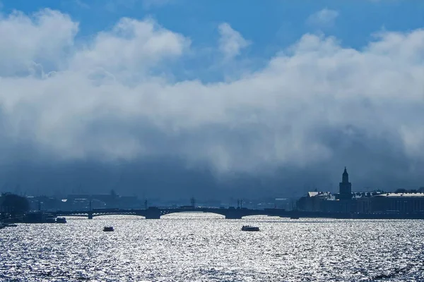 Серебряная Нева Санкт Петербурге Белая Река Дождливыми Облаками Видом Дворцовый — стоковое фото