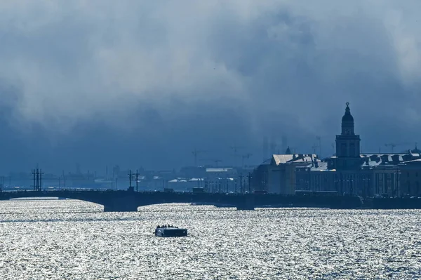 St. Petersburg 'daki Saray Köprüsü ve Kunstkammer manzarası.
