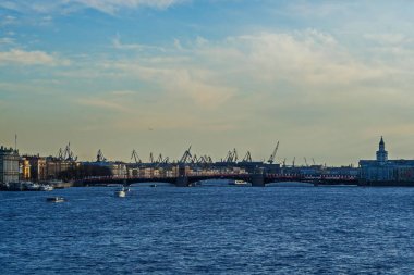 Neva Nehri'nin görünümü, St. Petersburg Palace Köprüsü ve bağlantı noktası Vinçler.