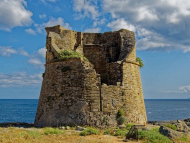 İtalya 'nın güney kıyısındaki çoğu gibi bir ortaçağ gözlem kulesinin kalıntıları..