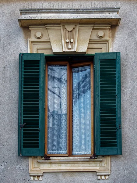 Elegante Portal Janelas Com Estuque Incomum Antiga Casa — Fotografia de Stock