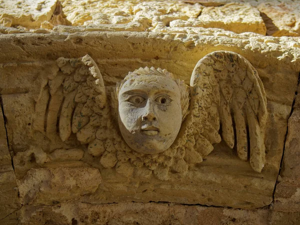 İtalyan güney şehrinin şehir kapısındaki melek..