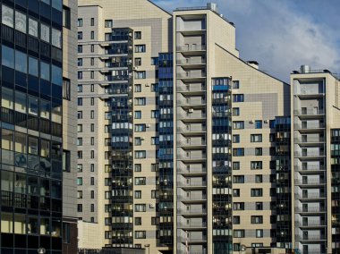 Saint Petersburg 'daki yeni binalar. Monoton evlerdeki daireler..