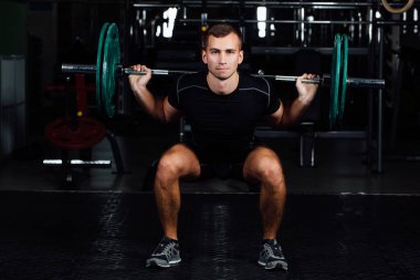 Adam eğitim ağız kavgası Merkez over barbell ile.