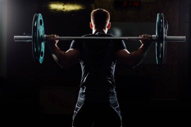 Adam eğitim ağız kavgası Merkez over barbell ile.