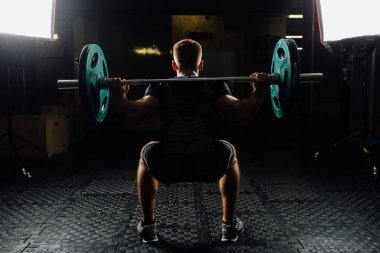Adam eğitim ağız kavgası Merkez over barbell ile.