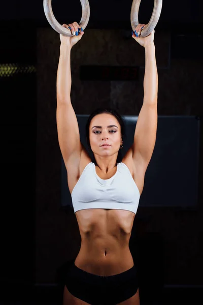Crossfit. Porträt eines jungen, durchtrainierten, muskulösen Mädchens in weißem Top — Stockfoto
