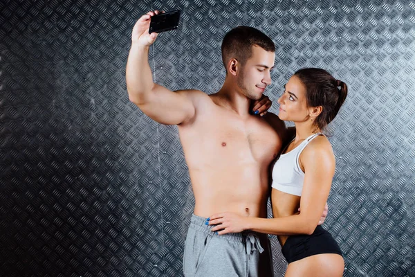 有吸引力的健身运动衣服夫妇正在自拍照室内. — 图库照片