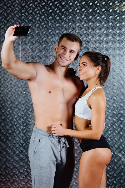 Dva atraktivní fitness sportovní oblečení dělá selfie vnitřní. — Stock fotografie